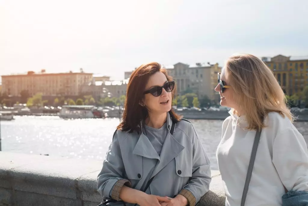 Tento obrázek nemá vyplněný atribut alt; název souboru je europeivf.com-jak-reagovat-na-otazku-kdy-budete-mit-deti-two-young-women-talking-outdoors-joyful-friends-s-2022-01-24-22-38-27-utc-1024x684.jpg.